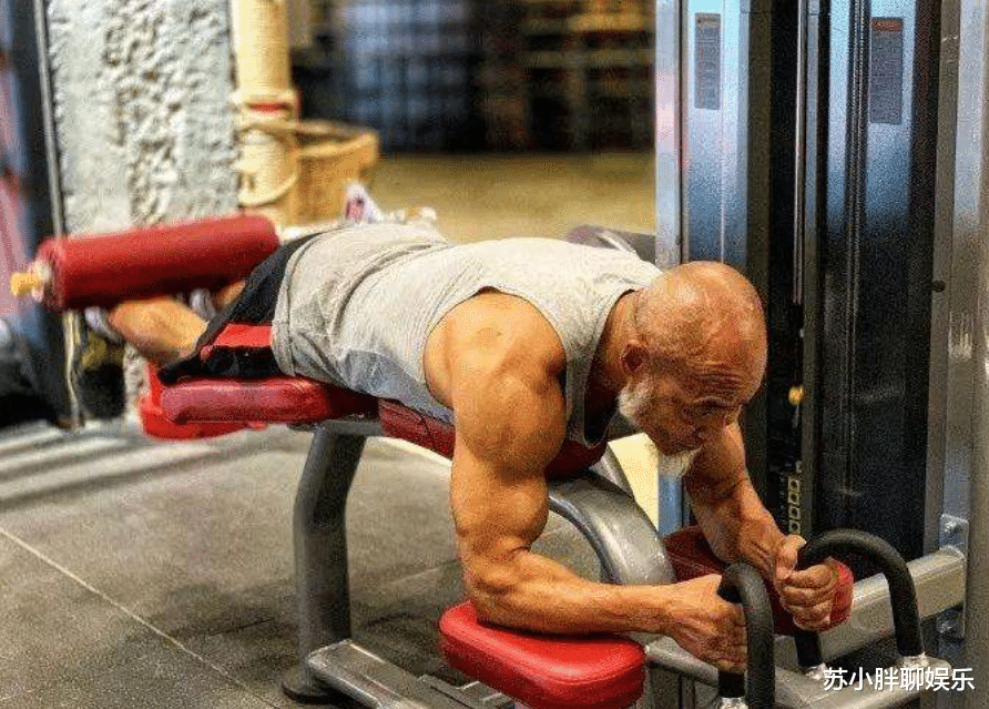 [健身]他43岁开始健身，找到小13岁的老婆，如今被称为“老年彭于晏”