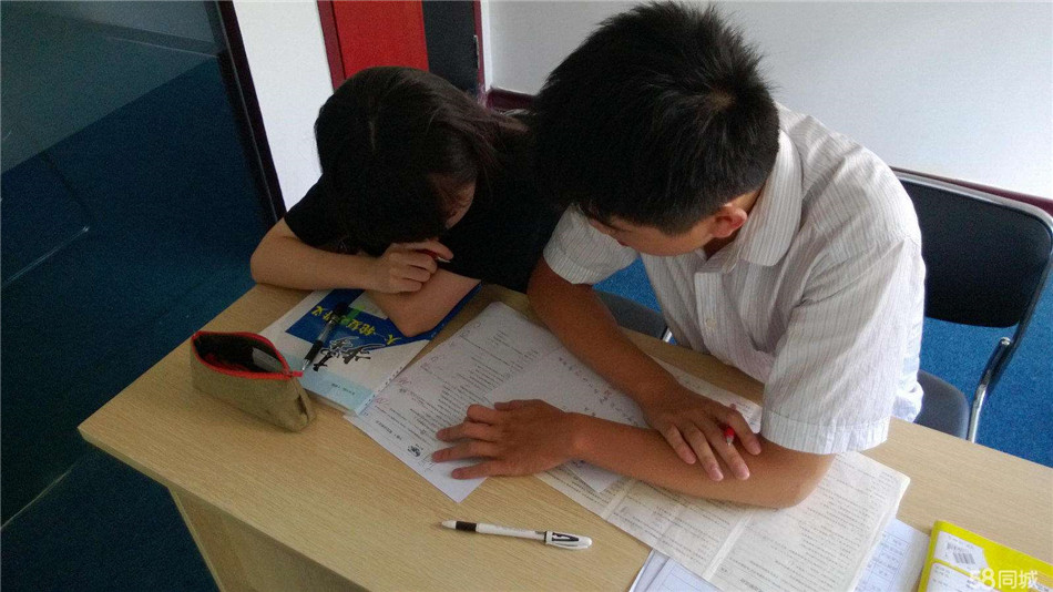 「高考」小学题目难倒大学生父亲，11盏灯灭了4盏剩几盏？回答7却被判错