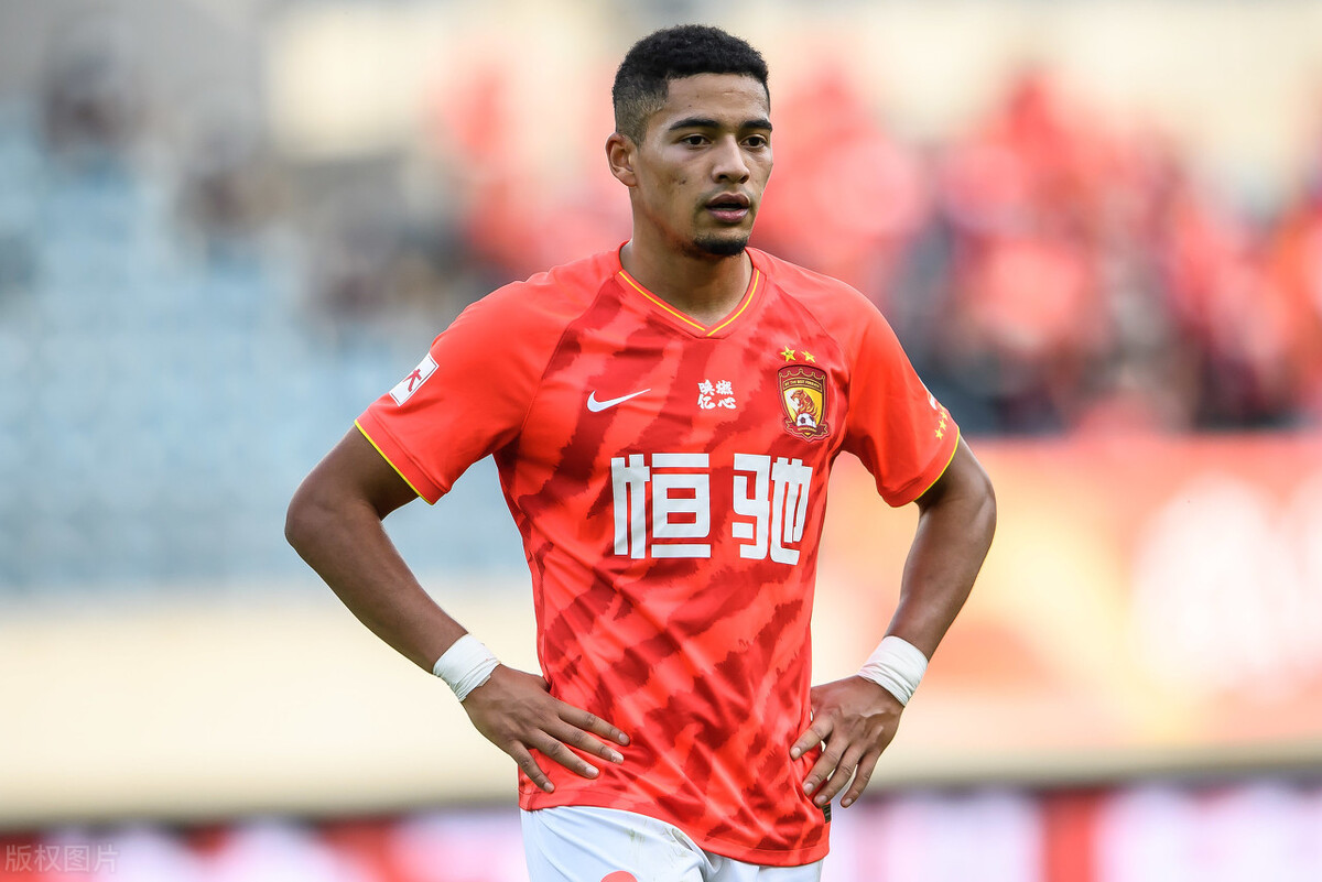 广州恒大|中国足坛罕见一幕！保级队8外援致敬冠军恒大，上港球迷不服