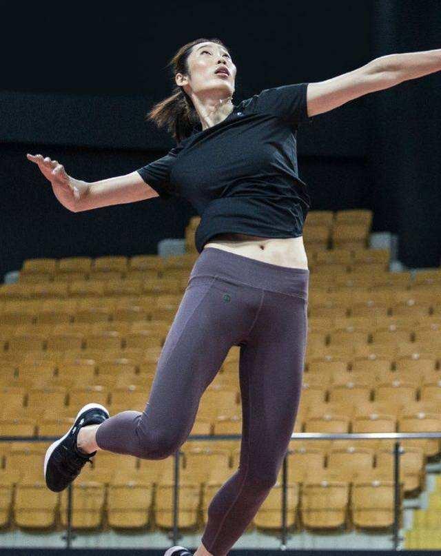 #朱婷#朱婷紧身裤造型，上围饱满，身材性感纤细，网友：不比惠若琪差