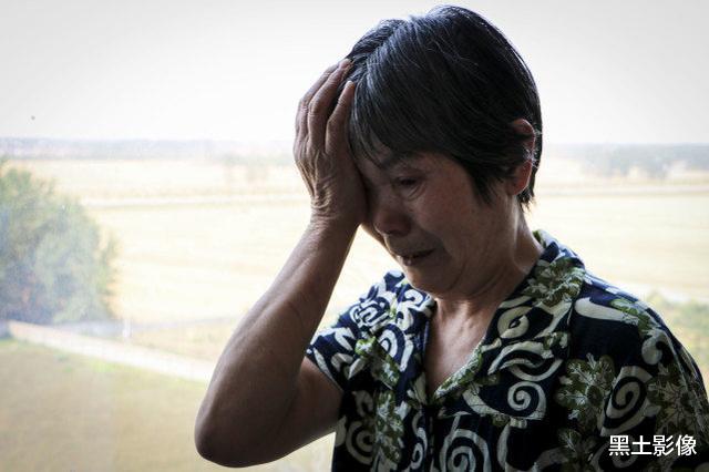 「医院」姐姐被亲弟弟打成重伤后丈夫起诉离婚，7旬老母医院守护5年未归家