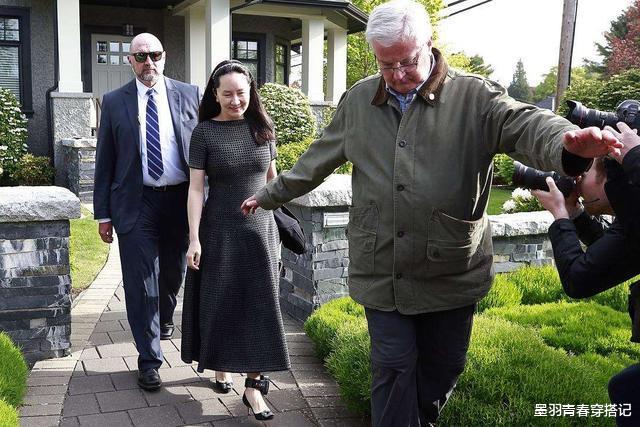 『华为』华为长女有气节！虽戴脚铐仍端庄面露微笑，大气长相跟何超琼太像