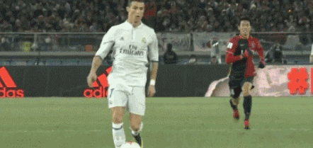 为何C罗很强壮却一碰就倒?这体现了他的专业!