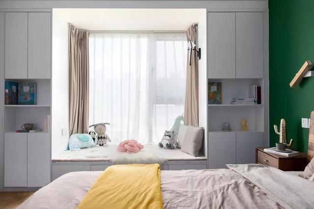 『』内飘窗占卧室面积,业主请师傅一锤砸掉,楼下邻居吓到要搬家!