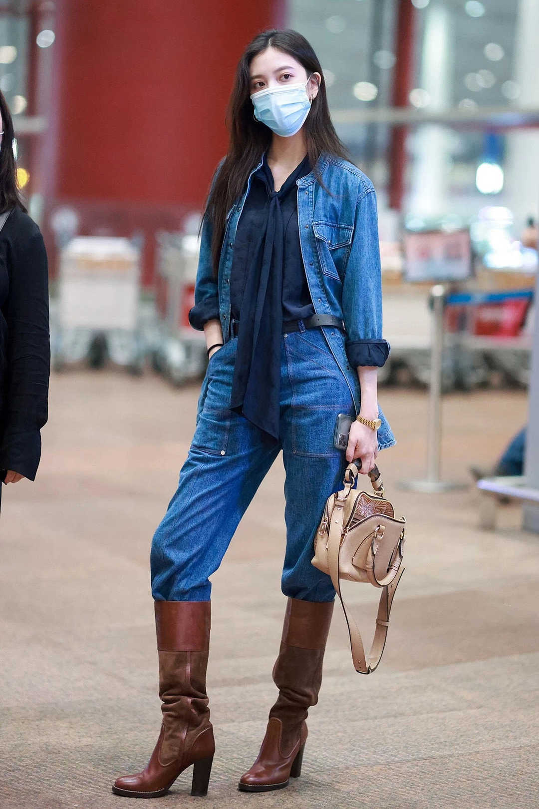 牛仔|许晴太会赶时髦了，剪了短发一身牛仔打扮，配中筒靴美到骨子里
