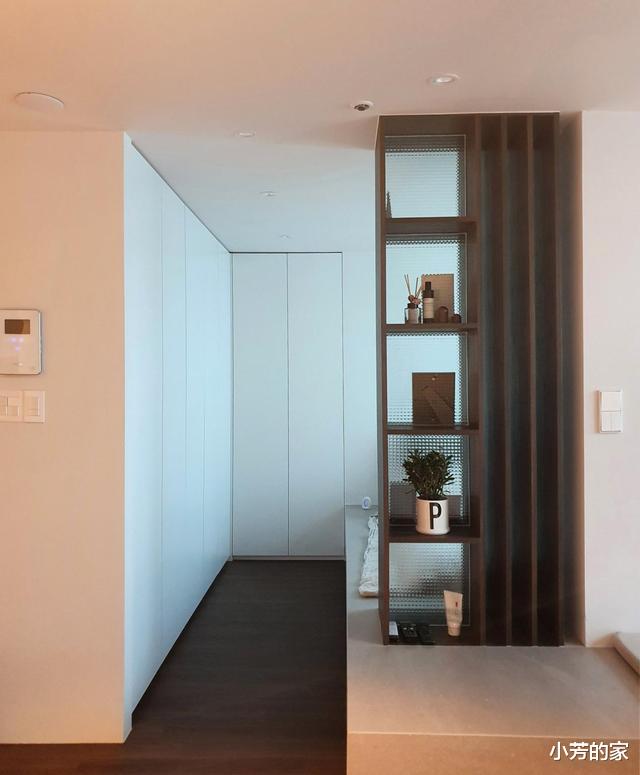 ▲卧室地台床中间砌堵墙，一半躺着一半坐着，这设计让人眼前一亮！