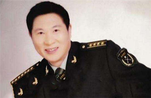 匈奴@他假冒军人行骗15年，没想到假戏真做，被捕后：难道我不是少将？