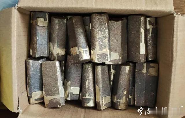 广州日报大洋网|“这么热的天，穿外套不难受？”男子解开衣服那一刻，所有人目瞪口呆