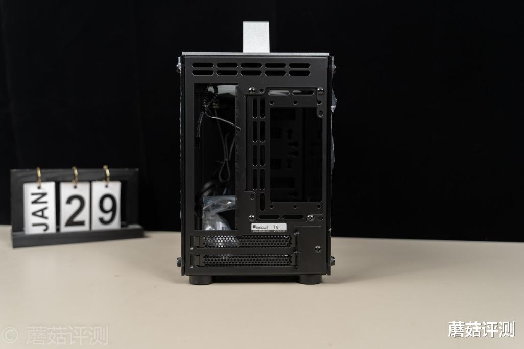 |没有人比蘑菇更懂如何上班摸鱼！打造一款可以上下班提着走的主机。