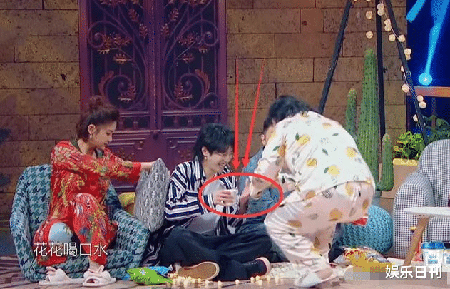 「华晨宇」王牌又穿帮了，沈腾不穿袜子没啥，当看到华晨宇的手，让人怀疑人生