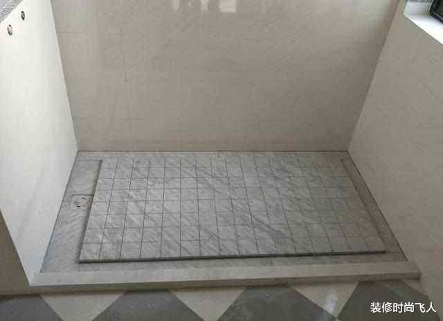 ：卫生间地面不要再贴瓷砖，头次见有钱人设计这种代替，后悔才察觉