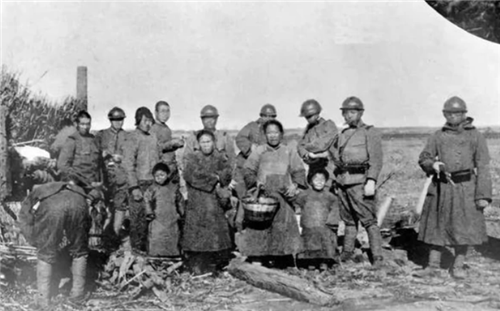 日军|镜头下真实的日寇:女子被强迫跪在墙角,平顶山惨案后尸横遍野