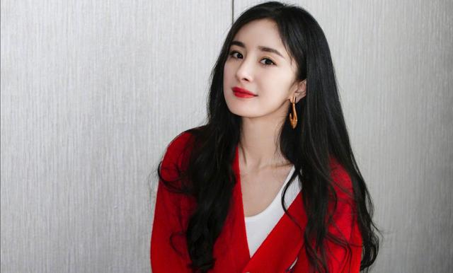 穿衣搭配@杨幂太会穿搭，针织衫搭配同色红唇，妆容精致太优雅