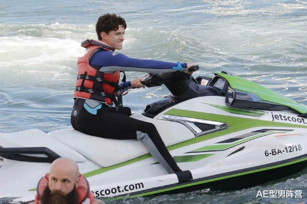 蜘蛛侠|酷毙了!24岁“蜘蛛侠”汤姆·赫兰德海边度假,一身肌肉超级有型