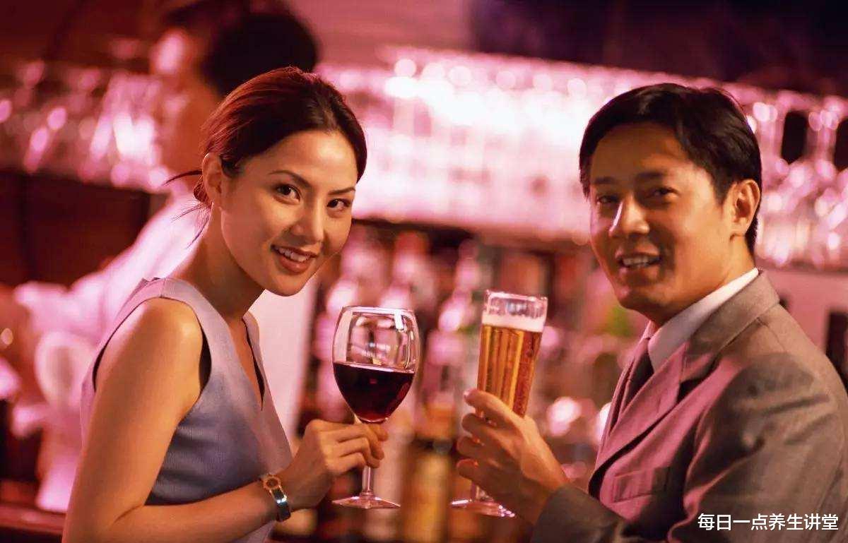 『排毒』男性朋友在过了四十岁之后，常用此物泡酒喝，身体会更加健康！