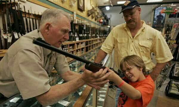 「」全世界“最大的枪支市场”, AK47几十块一把, 有人退货直接扔河里!