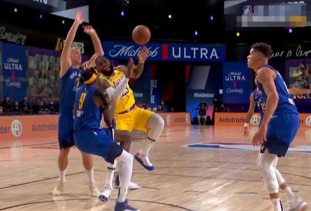 掘金队|破案了!詹姆斯是否被垫脚?8倍慢镜再看一遍:老詹直接把球扔了