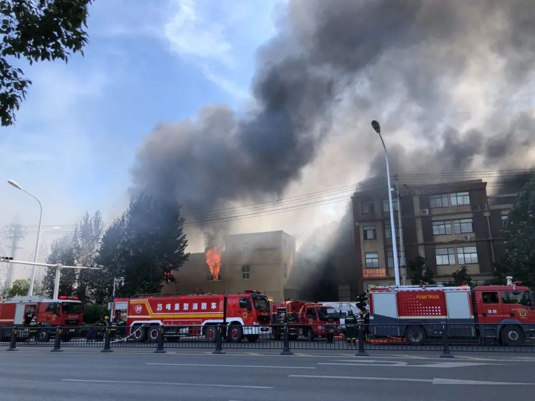 安徽商报|合肥一物流园突发火灾！ 28辆消防车4台消防机器人出动！（现场视频）