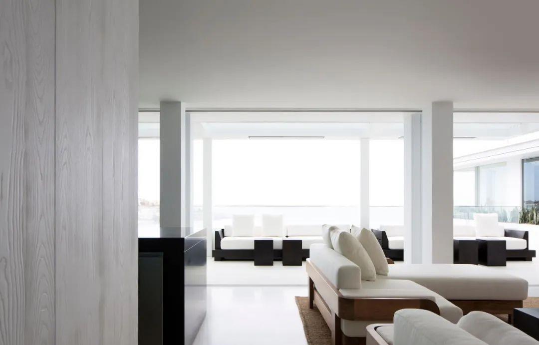 |土豪砸下2个亿，打造5500㎡别墅，前有庭院，后有海景，太美了