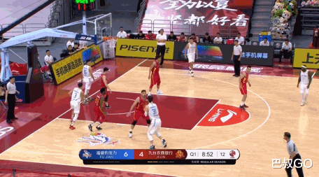 【陈林坚】38+14+5+3！王哲林扭头就走，陈林坚摇头叹气，球迷：劳森太软了