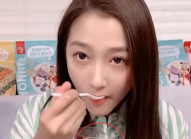 关晓彤：关晓彤大胆晒出“减肥餐”！看清上面撒的玩意儿后，活该人家只有96斤