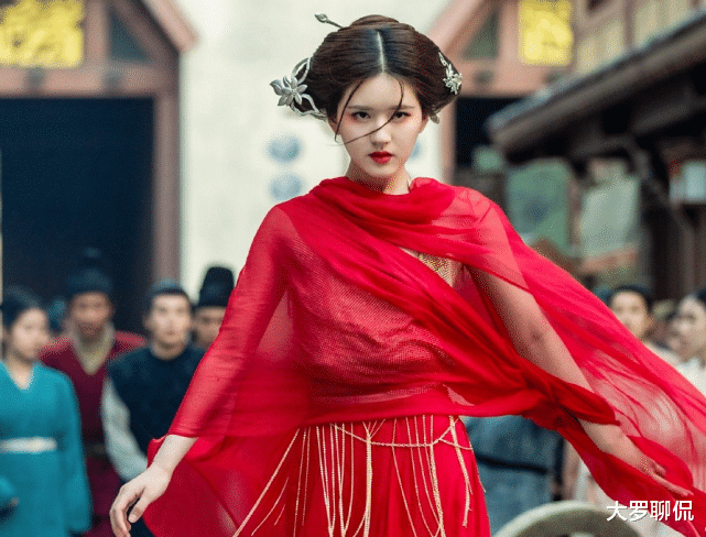 「赵露思」赵露思为何一直直发？当造型师突发奇想给她换羊毛卷：瞬间想脱粉