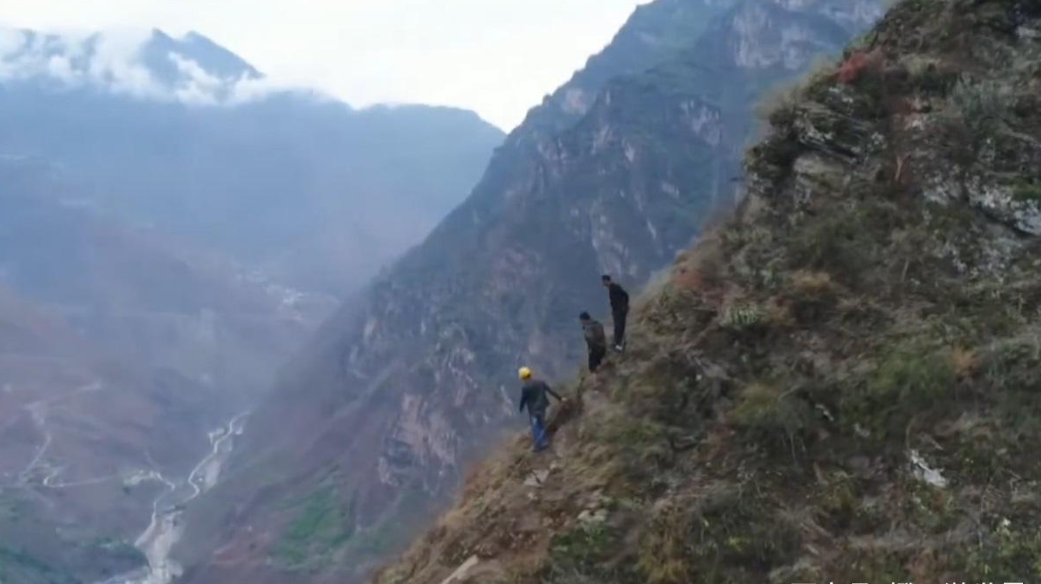 @悬崖村离地270层楼高，如今藤梯换成钢梯，还能旅游创收