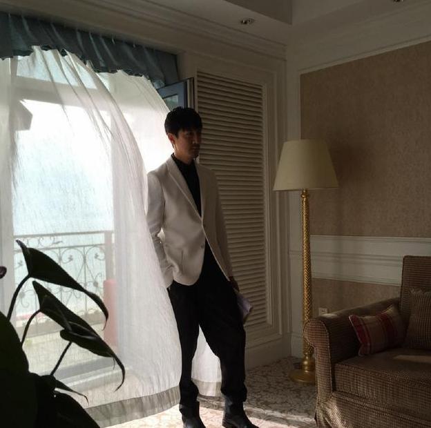 『』参观张鲁一在剧中的豪宅，连楼梯都是玻璃建成，美得像个水晶屋