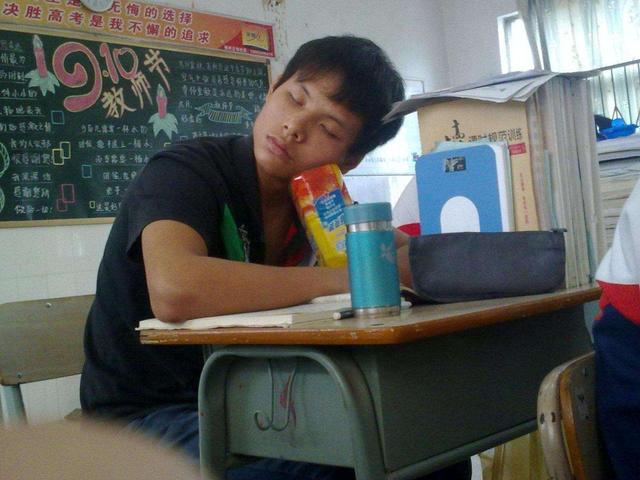 中小学▲小学生上课睡觉，老师将照片发家长群，宝爸怒斥：你不配做老师