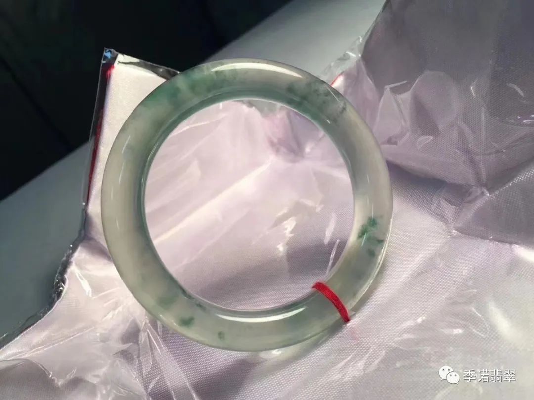 翡翠▲两块翡翠原石都切涨了！可是谁更胜一筹？