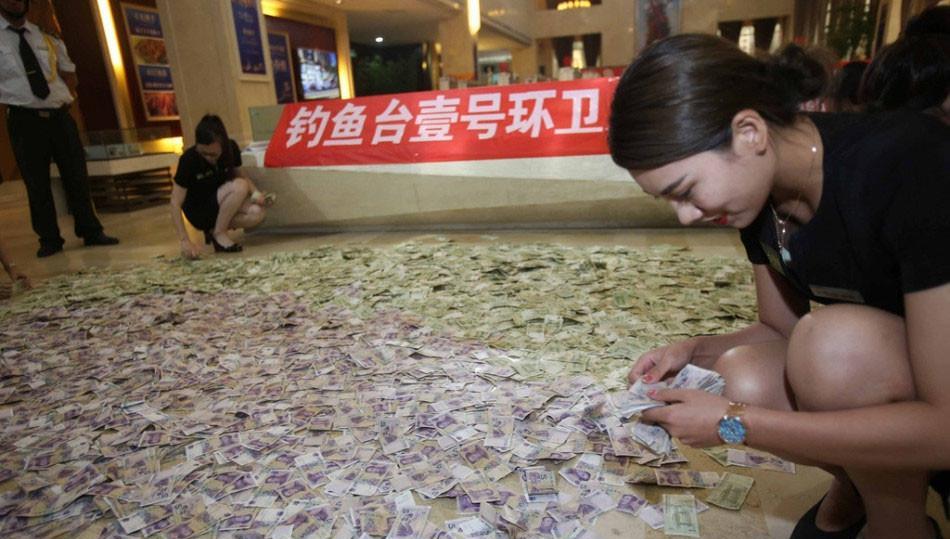 农村夫妇带14麻袋零钱买房, 攒了30年, 最终金额让人十分佩服