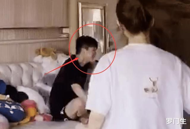李小璐|李小璐晒跳舞视频,不小心录屏沙发的“男人”彻底藏不住了
