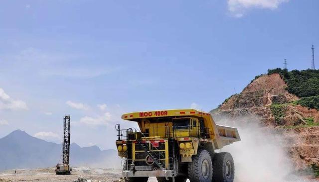 『稀土』美国开始“服软”了？3000吨大礼连夜送往中国，比黄金还珍贵