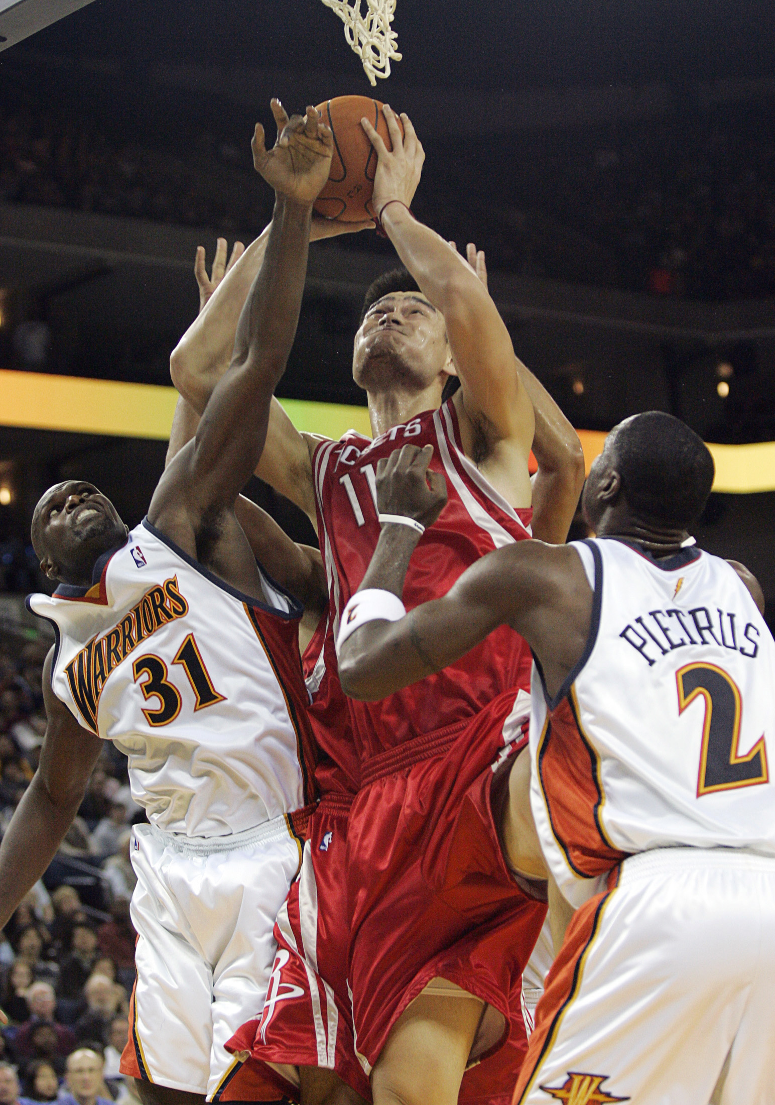 姚明:麦迪巴恩斯齐回忆姚明岁月:比赛前都不想碰到姚明!一针见血道出姚明短板