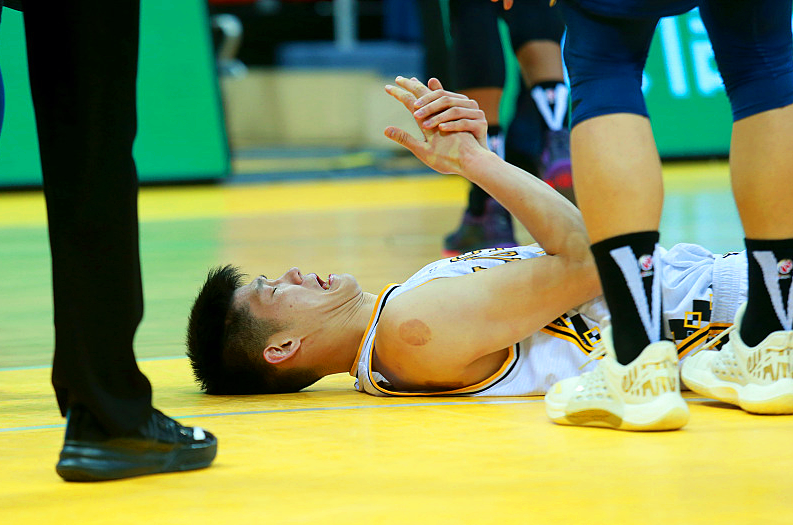 「胡金秋」易建联接班候选人出院，实力已接近阿联，是周琦最强竞争者