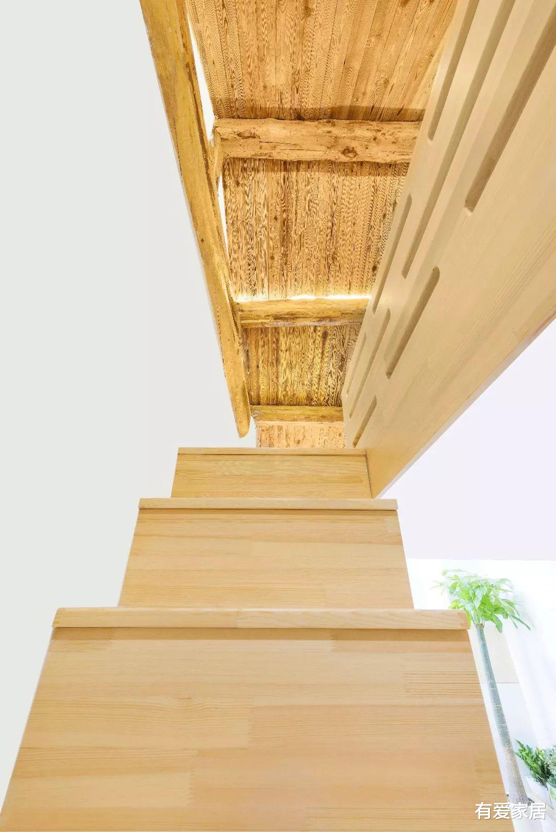 |日本小伙买下的20㎡小LOFT,玄关不同寻常,满屋设计有玄机