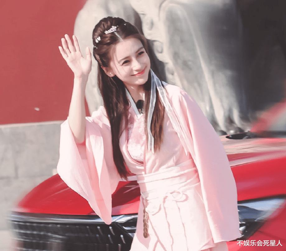 「Angelababy」baby穿古装录《跑男》，见她脚上搭配的鞋子，才懂女明星有多难