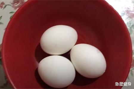 鸡蛋|体重115斤女生减肥，每天只吃鸡蛋，坚持1周后看能减多少斤？