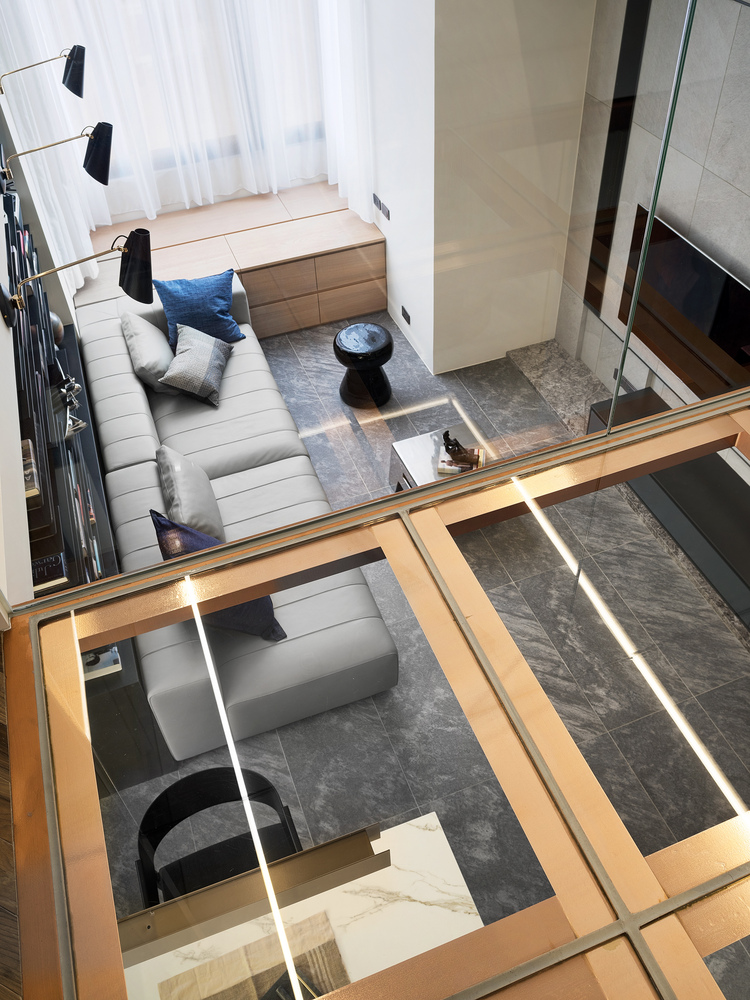 「loft」84㎡阳光loft，玫瑰金弧形旋梯、水平线性的灯光酒柜墙，超炫酷！