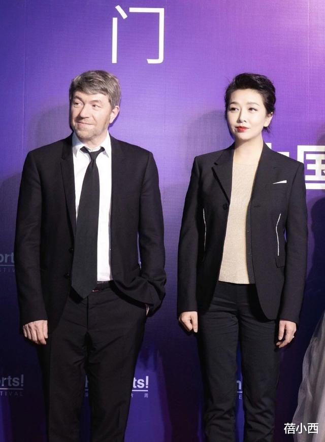 贝斯@江珊气质真的好，穿宝石蓝连衣裙配短发亮相，一般人穿不出高级感