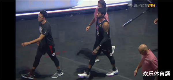 快船队|终场哨响!快船众人全都黑着脸,只有他一脸笑意,果然是要走的人了