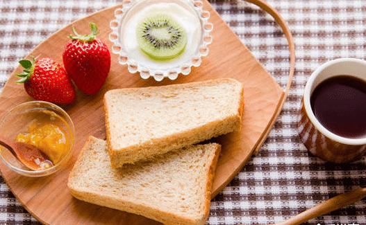 余额宝■余额宝里存18万 然后不上班了，靠每个月的利息能活得下去吗？