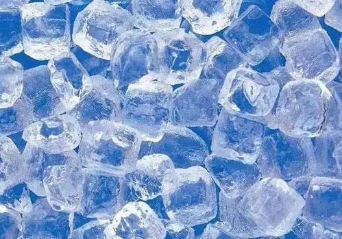 『』为啥你冻的冰块是白的，而快餐店却是透明的？店员：不只是因为水