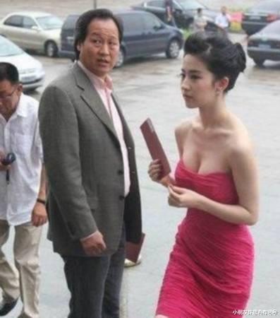 娱乐圈|娱乐圈四大“干爹”,前3位十分称职,唯独他搞大女儿肚子!