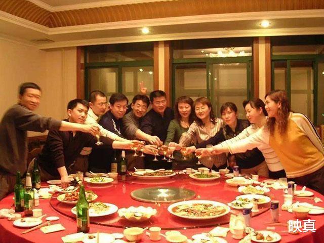 映真|清华毕业生回乡当保安，20年从不参加同学聚会，听完原因众人称赞