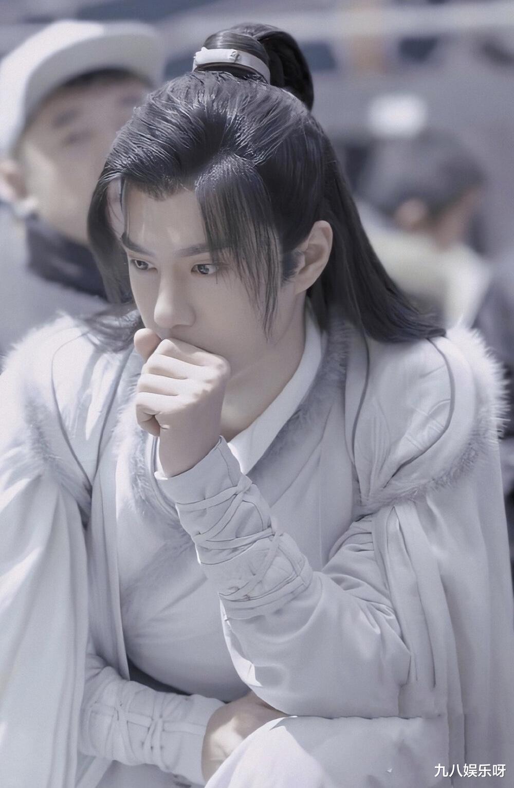 王一博@王一博《有翡》杀青，说了10个字，对比《陈情令》，看到了差距