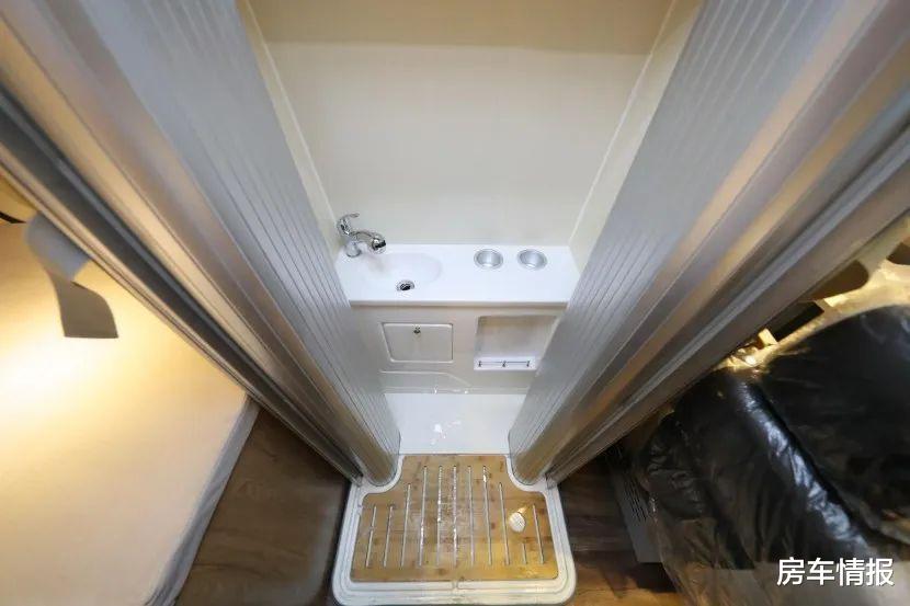 房车:这款V90房车性价比超高!加长轴后双胎2.0T发动机,售价不到23万