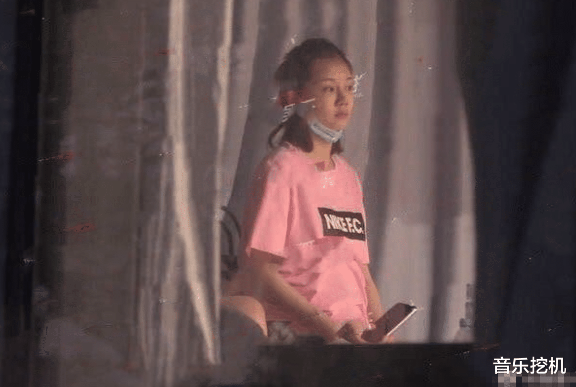 郑恺|郑恺赵小棠夜店照流出！并非简单放松娱乐？网友直呼：毁三观！