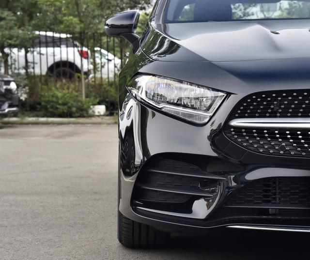 奔驰|奔驰也放下尊严！从23.28万下探至14.12万，网友：快、准、狠