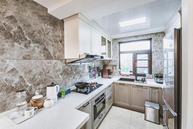 「」厨房空间不够用？别怪面积小，快来试试这几招让厨房收纳翻倍！